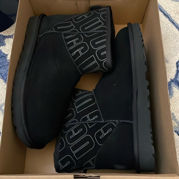 Ugg boots - size 6 new in box - Picture 1 of 4